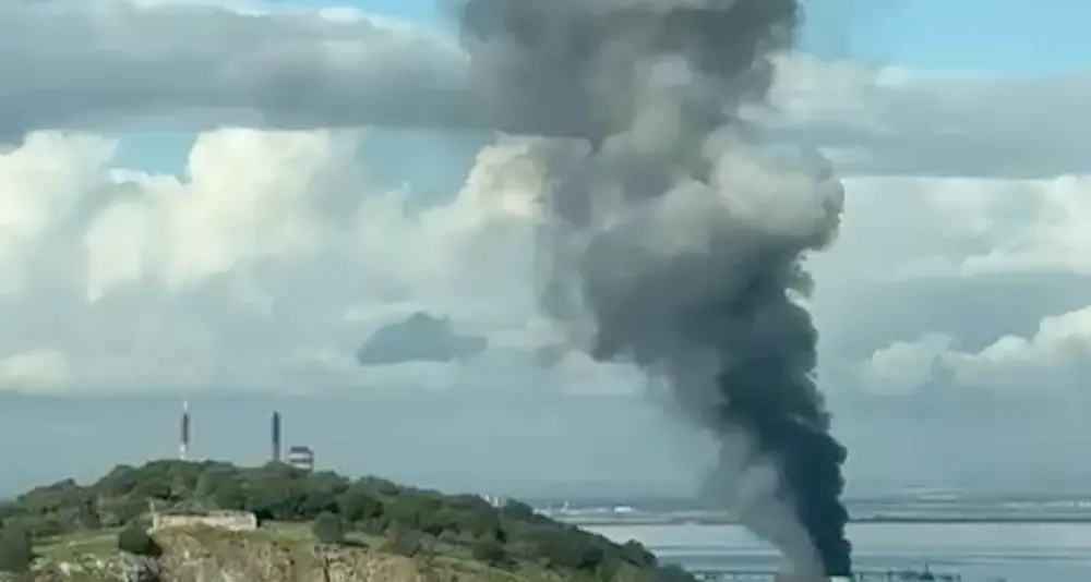 Colonna di fumo nero a Sarroch: preoccupazione tra i residenti