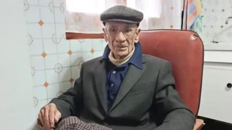 Zio Albéro Melis festeggia 102 anni a Jerzu: un simbolo di forza e tradizione