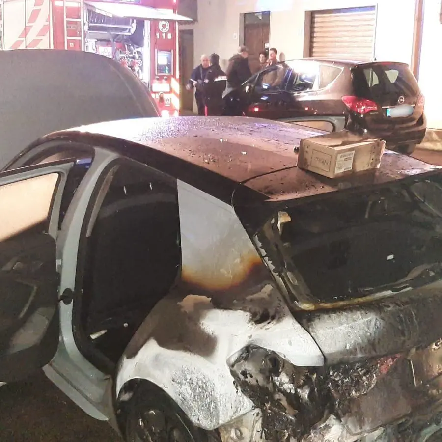 Incendio auto in via Vittorio Veneto ad Alghero, intervento tempestivo dei Vigili del Fuoco