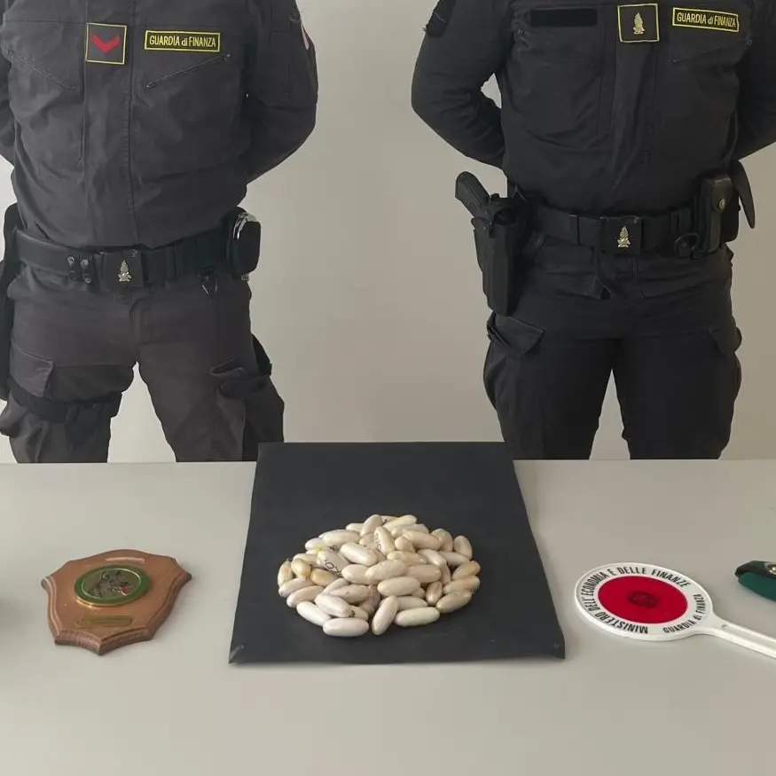 Sbarca al porto di Olbia con 83 ovuli di eroina nell'intestino
