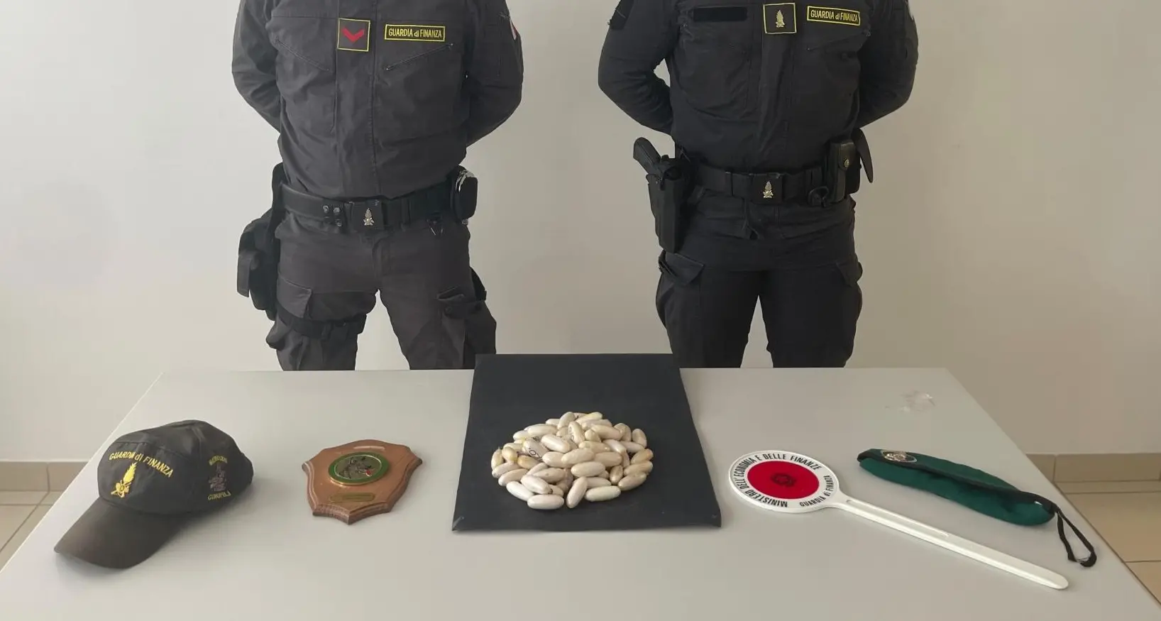Sbarca al porto di Olbia con 83 ovuli di eroina nell'intestino