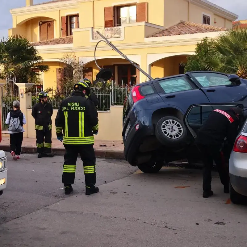 Incidente sulla SP 25: auto ribaltata contro un palo a Sorso