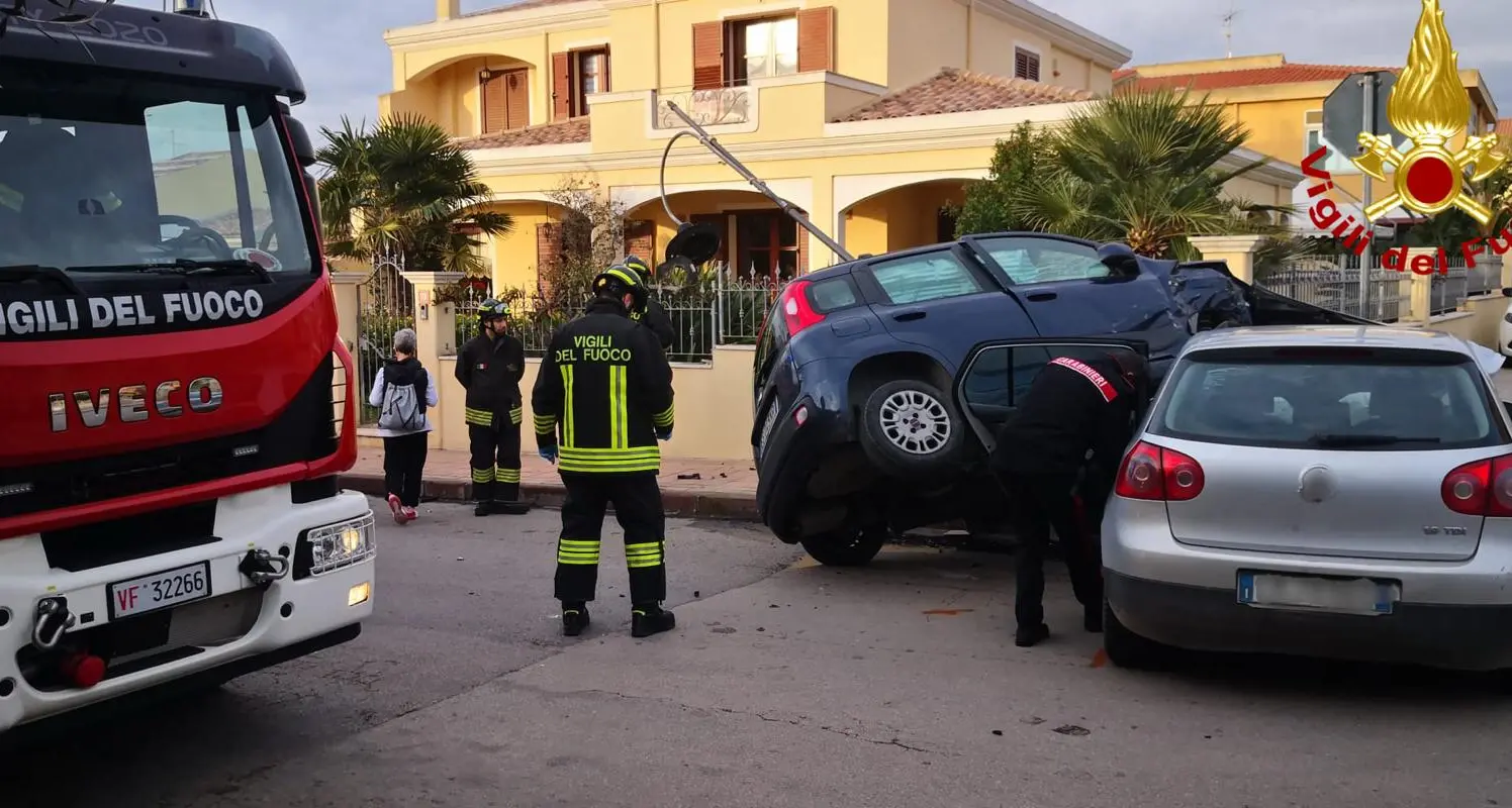 Incidente sulla SP 25: auto ribaltata contro un palo a Sorso