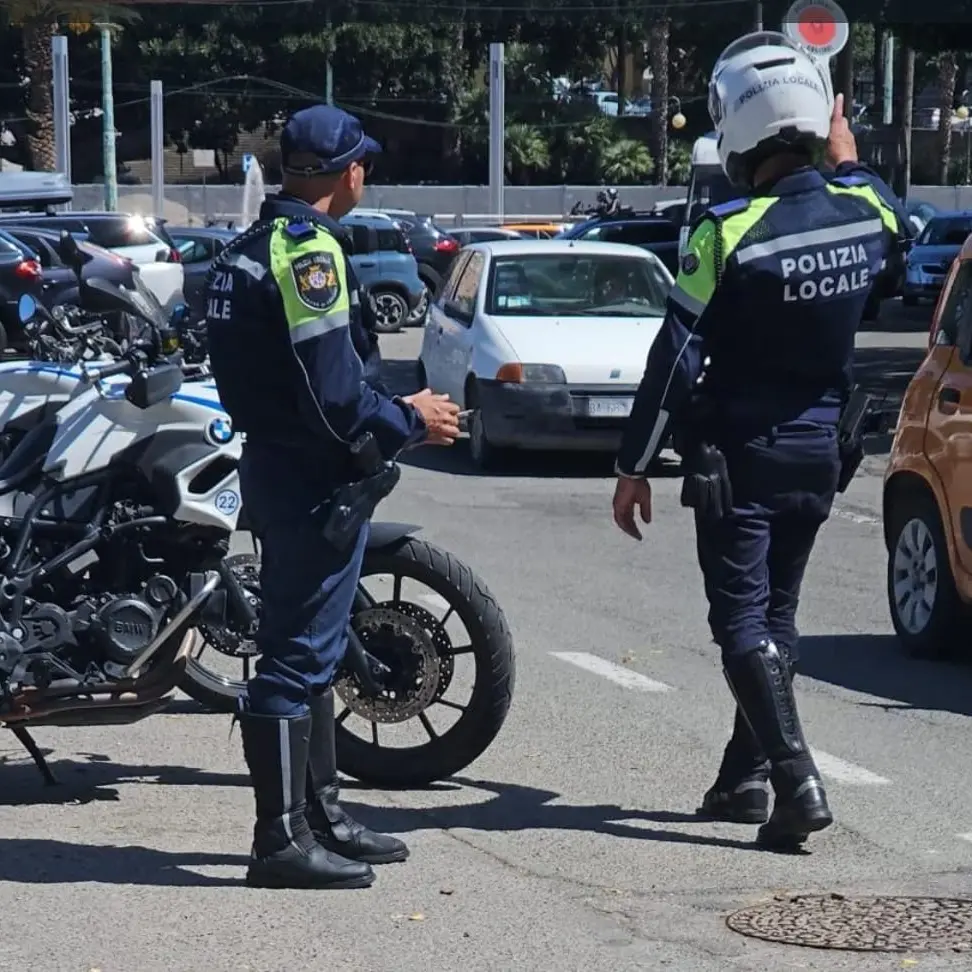 Inseguimento in piazza del Carmine a Cagliari: agente ferito durante un controllo antidroga