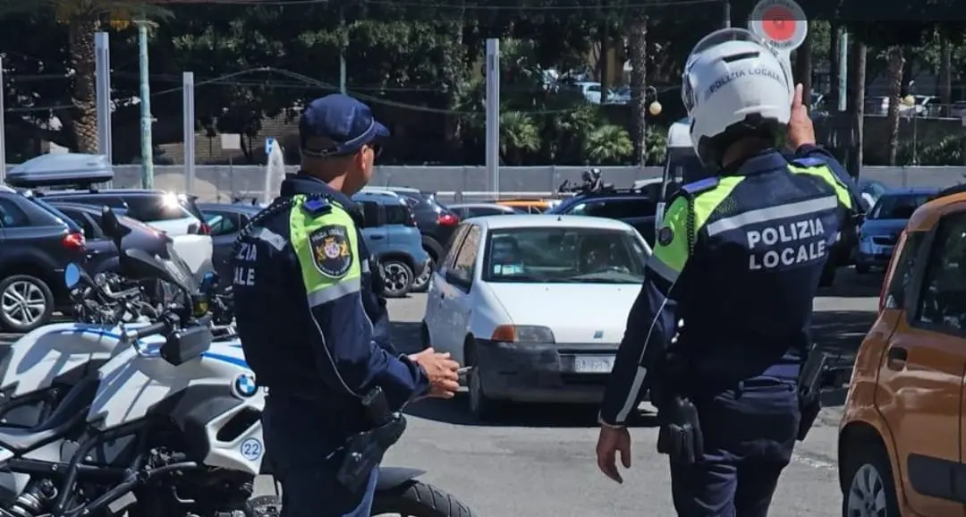Inseguimento in piazza del Carmine a Cagliari: agente ferito durante un controllo antidroga