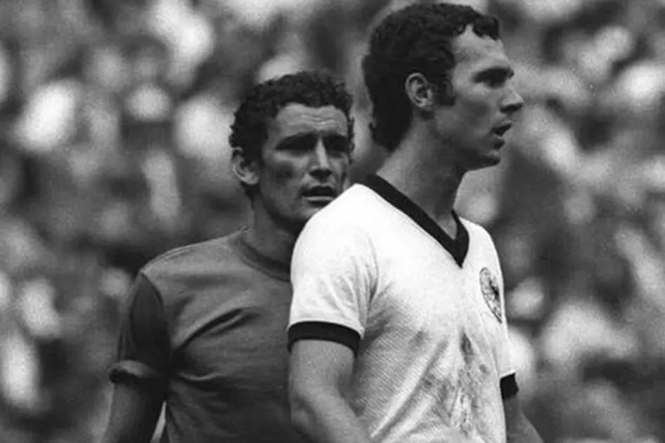 <p>Gigi Riva e Franz Beckenbauer in campo per Italia-Germania 4-3. 1970</p>\\n