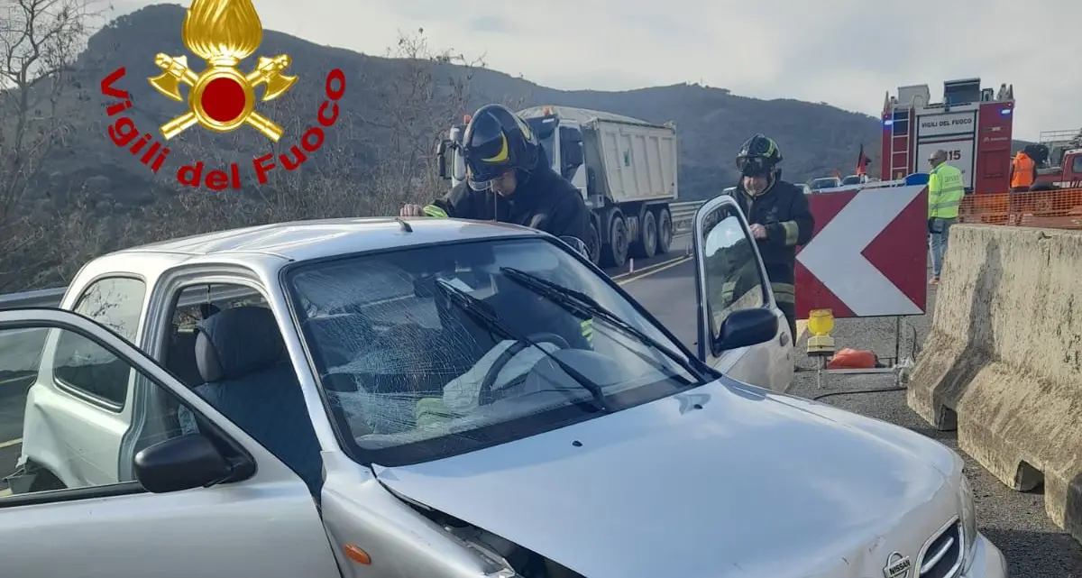 Tamponamento sulla 131, due anziane soccorse dal 118