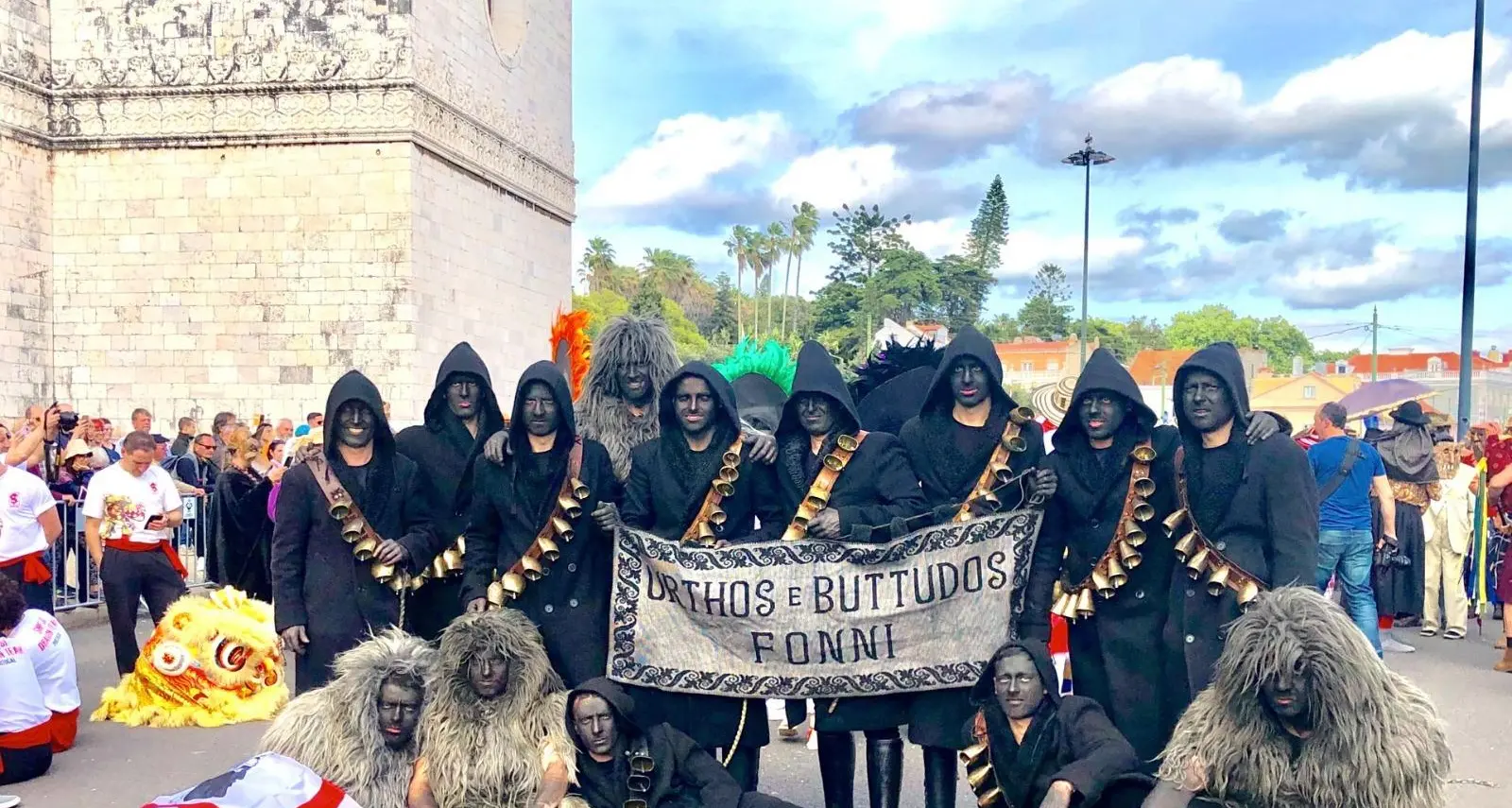 Tradizioni sarde in viaggio: Urthos e Buttudos al carnevale di Pernik