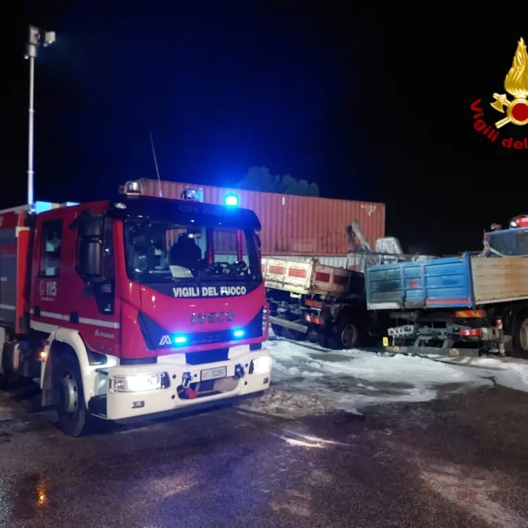 Incendio nella zona industriale di Elmas: due veicoli coinvolti