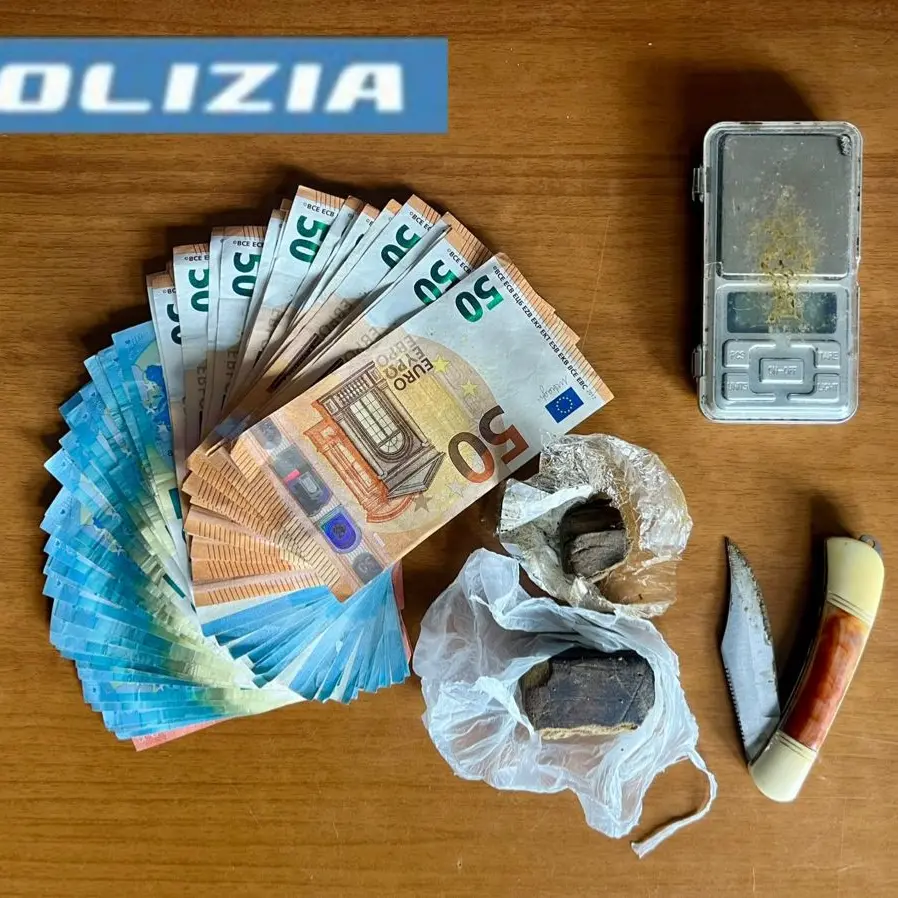 Droga e contanti trovati in possesso di un giovane: arresto a Selargius