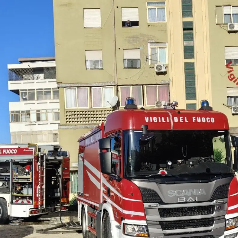Incendio in un condominio a Cagliari: evacuate 17 famiglie, un bimbo in ospedale