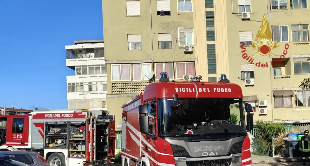 Incendio in un condominio a Cagliari: evacuate 17 famiglie, un bimbo in ospedale