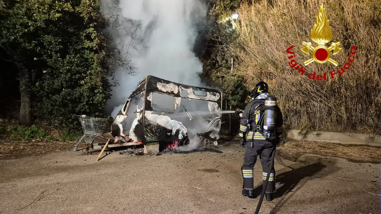 Roulotte devastata dalle fiamme a Santa Teresa Gallura, intervento dei Vigili del fuoco