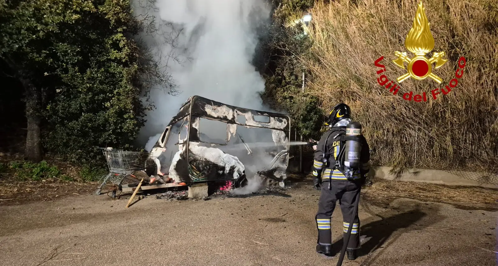 Roulotte devastata dalle fiamme a Santa Teresa Gallura, intervento dei Vigili del fuoco