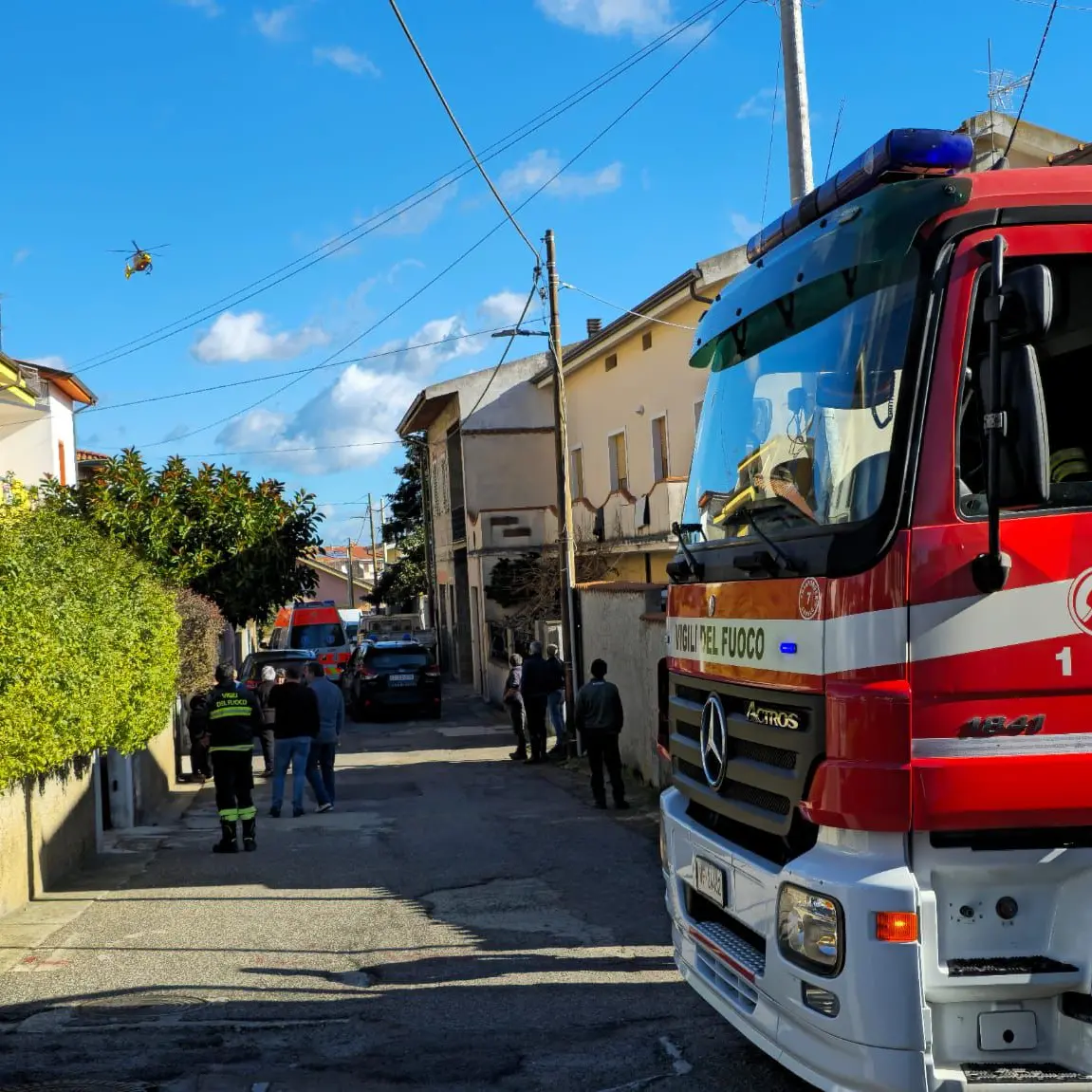 Vigili del fuoco e vicini eroi a Silanus: salvato un uomo da un incendio