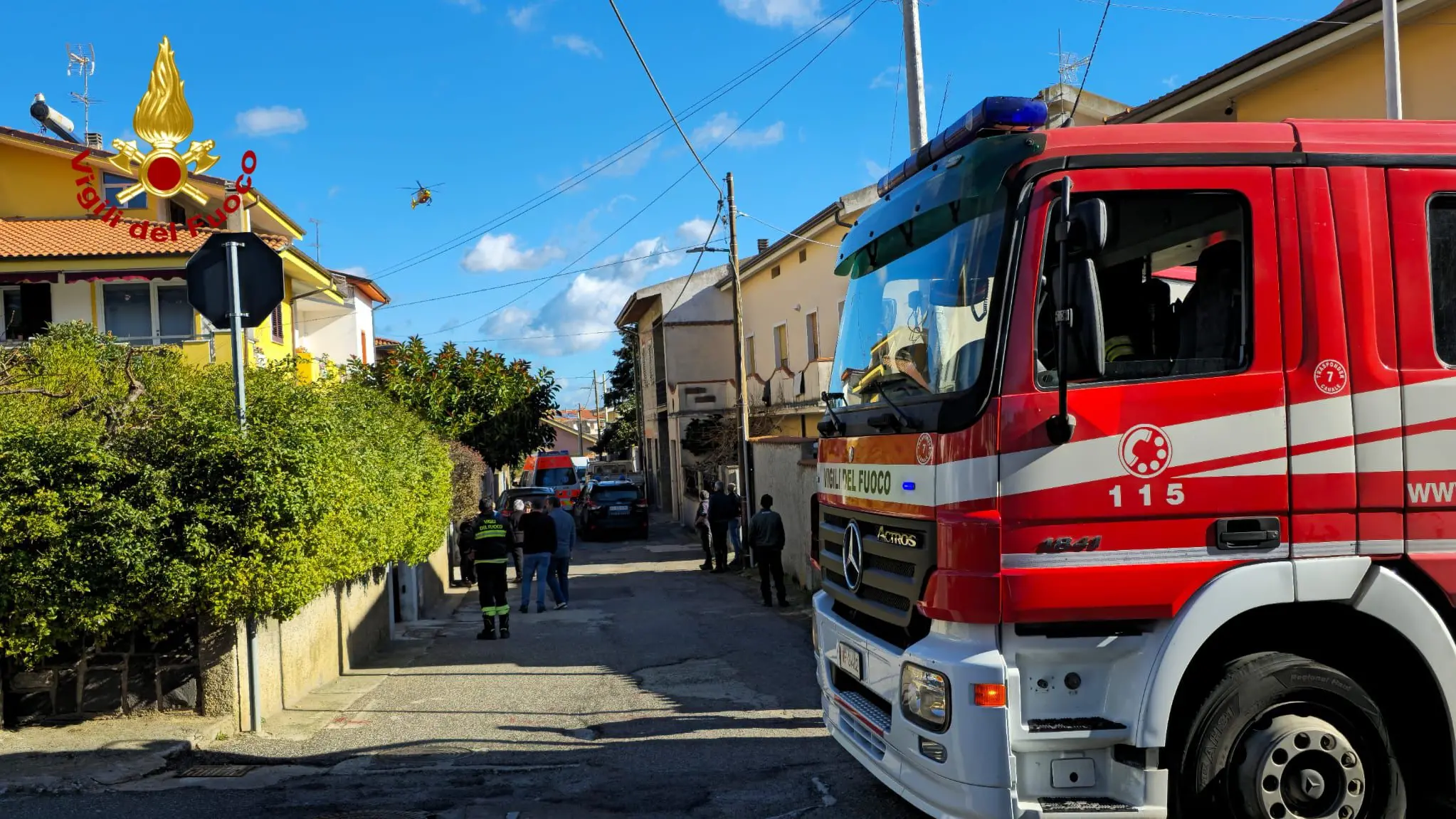 Vigili del fuoco e vicini eroi a Silanus: salvato un uomo da un incendio