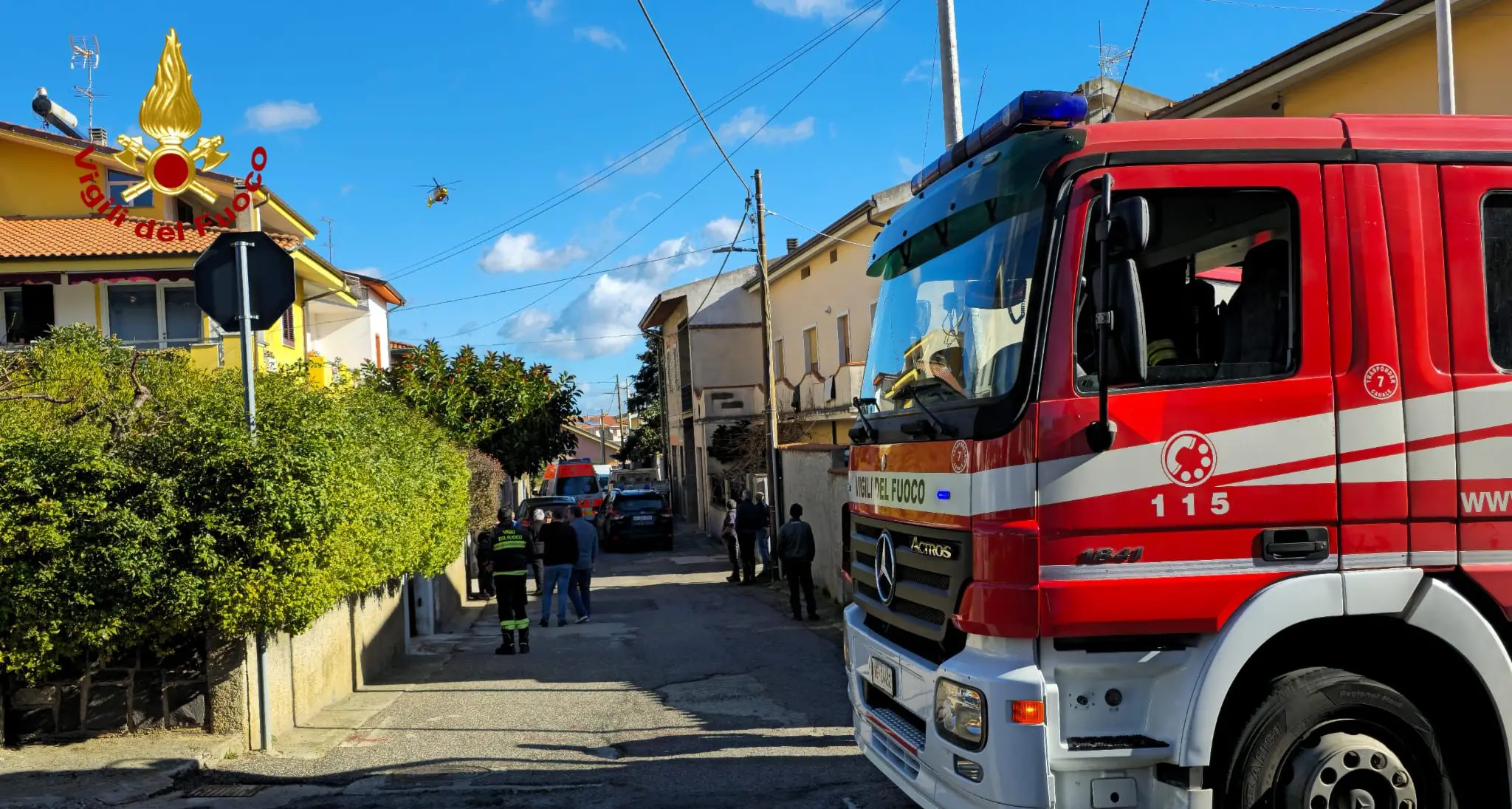 Vigili del fuoco e vicini eroi a Silanus: salvato un uomo da un incendio