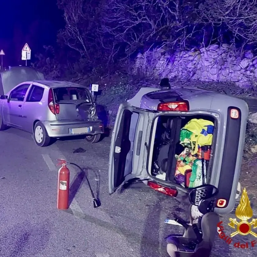 Due auto si scontrano a Olbia e colpiscono una terza vettura parcheggiata