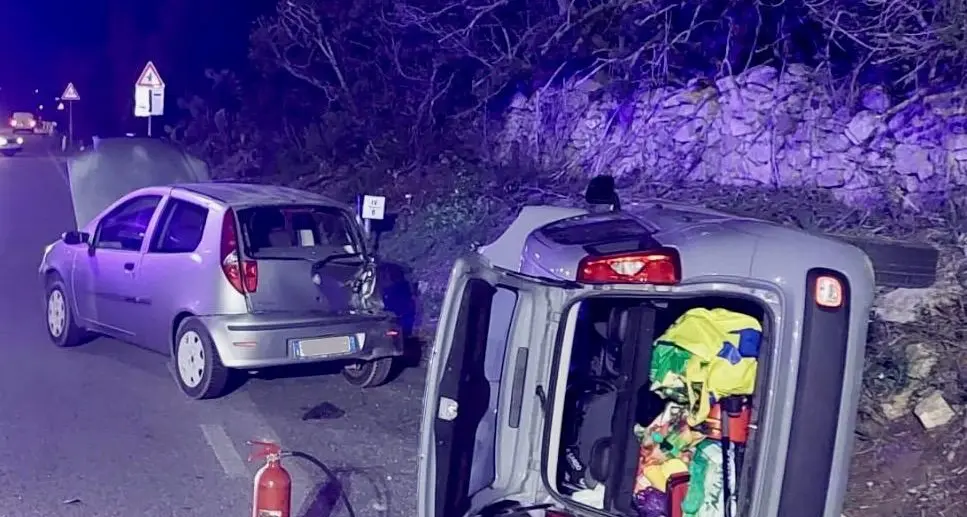 Due auto si scontrano a Olbia e colpiscono una terza vettura parcheggiata