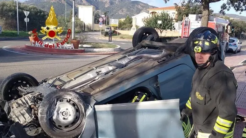 Perde il controllo dell'auto e si ribalta: incidente alle porte di Capoterra