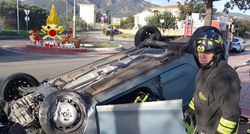 Perde il controllo dell'auto e si ribalta: incidente alle porte di Capoterra