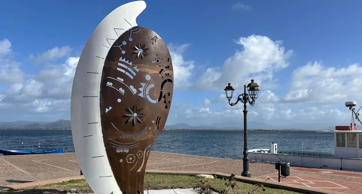 Sant’Antioco celebra il mare con una nuova opera di Giorgio Casu: installata una pinna nobilis