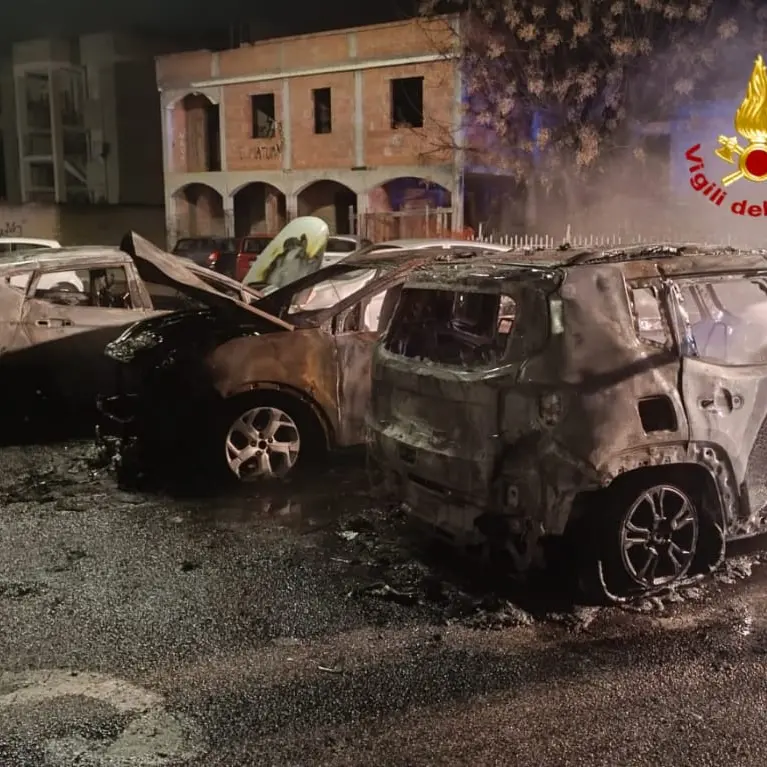 Notte di fuoco a Monserrato: quattro auto in fiamme