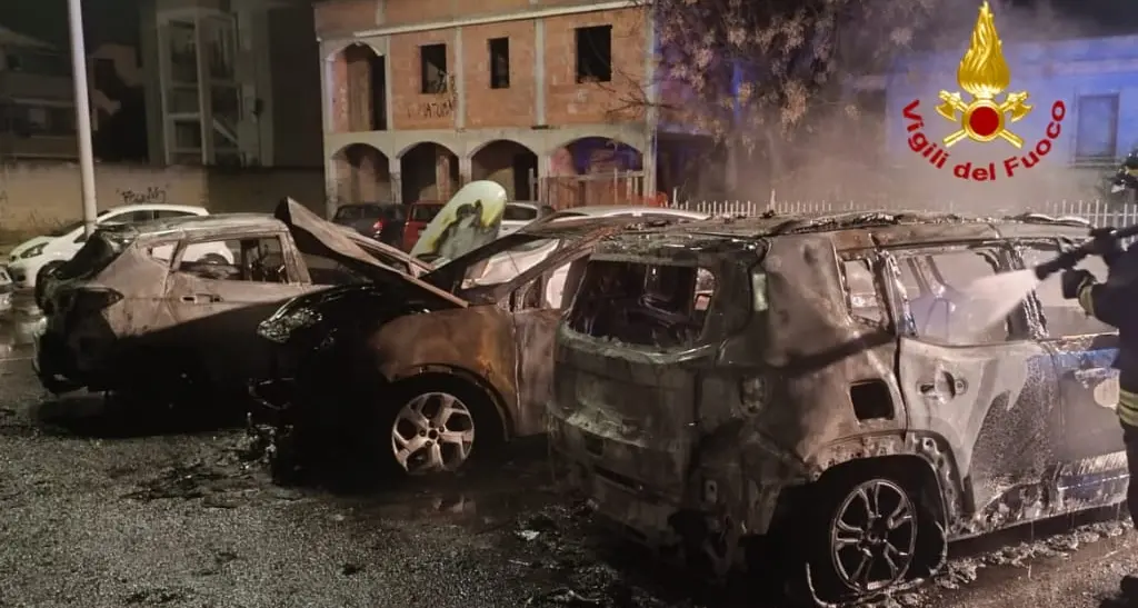 Notte di fuoco a Monserrato: quattro auto in fiamme