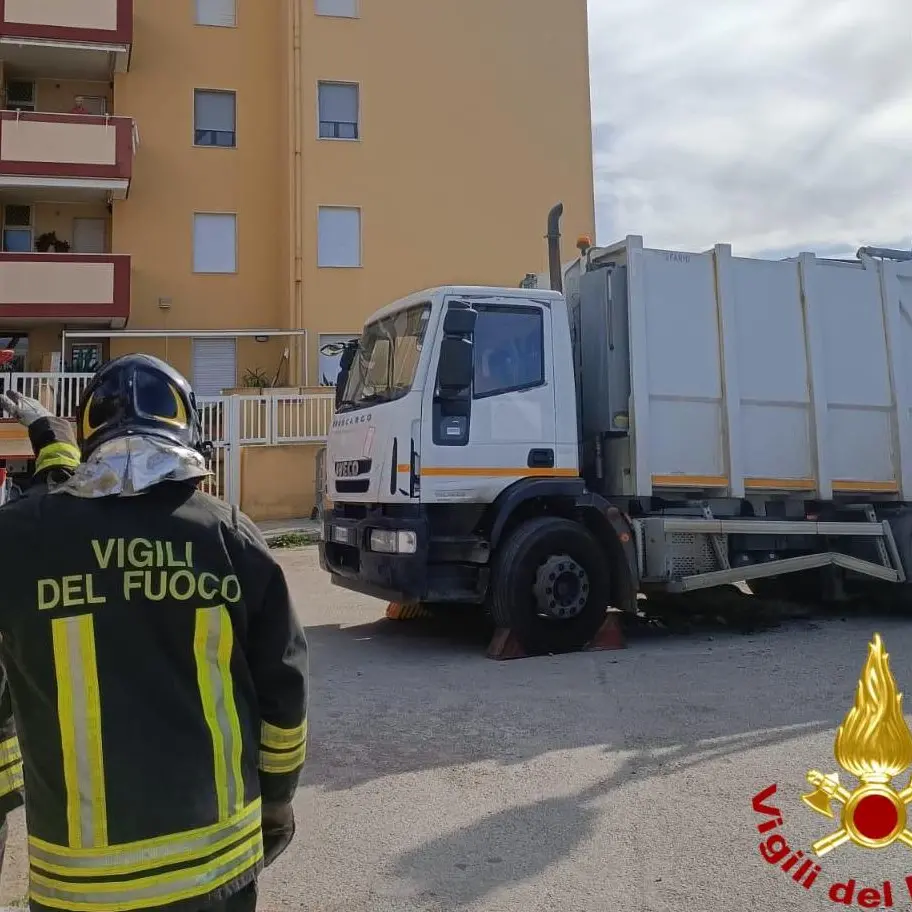Camion della nettezza urbana sprofonda in una voragine e rimane incastrato