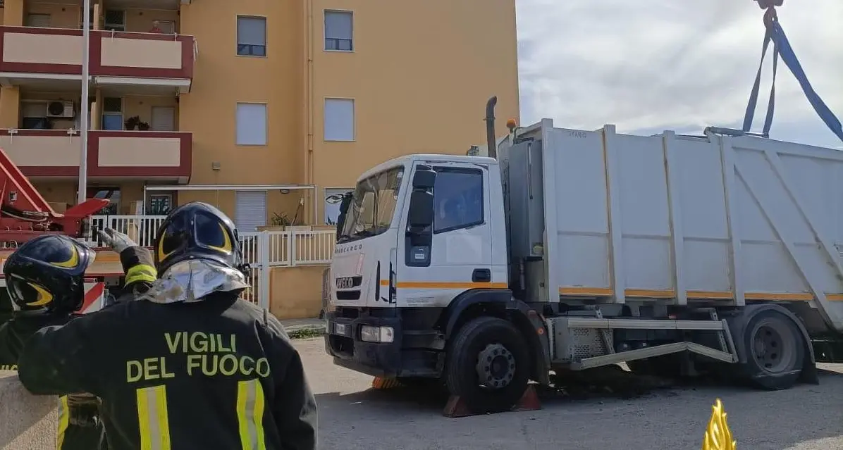 Camion della nettezza urbana sprofonda in una voragine e rimane incastrato