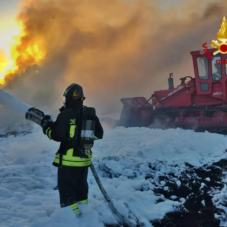 Vasto incendio in una discarica di pneumatici sulla Statale 387 a Selargius