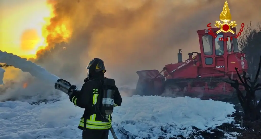 Vasto incendio in una discarica di pneumatici sulla Statale 387 a Selargius