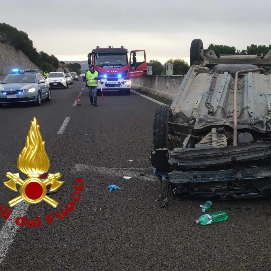 Perde il controllo dell'auto e si ribalta: incidente sulla 131 direzione Porto Torres