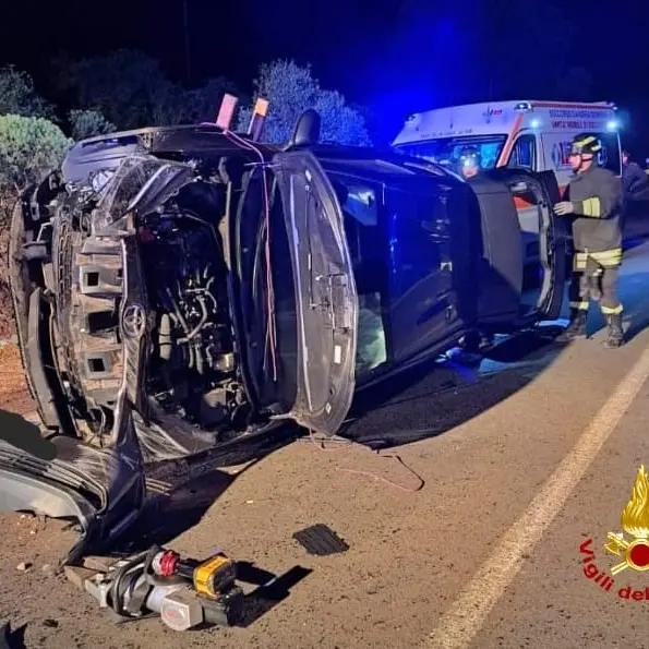 Auto ribaltata e persona estratta dall'abitacolo, incidente sulla 126 vicino a Gonnesa