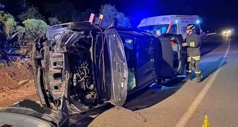 Auto ribaltata e persona estratta dall'abitacolo, incidente sulla 126 vicino a Gonnesa