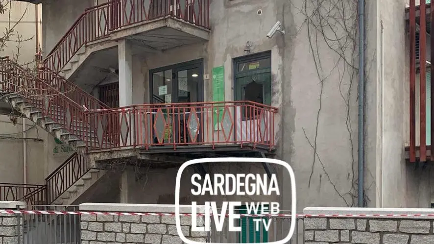 Assalto notturno al Banco di Sardegna ad Arzana: esplosione distrugge sportello bancomat