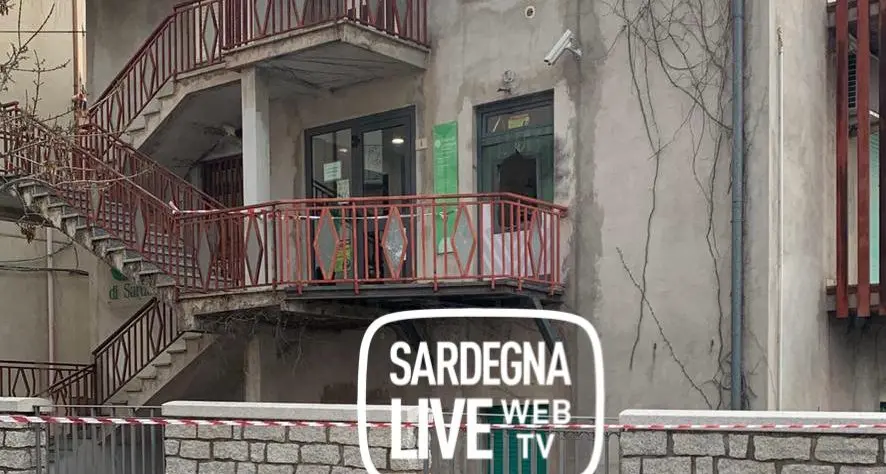 Assalto notturno al Banco di Sardegna ad Arzana: esplosione distrugge sportello bancomat
