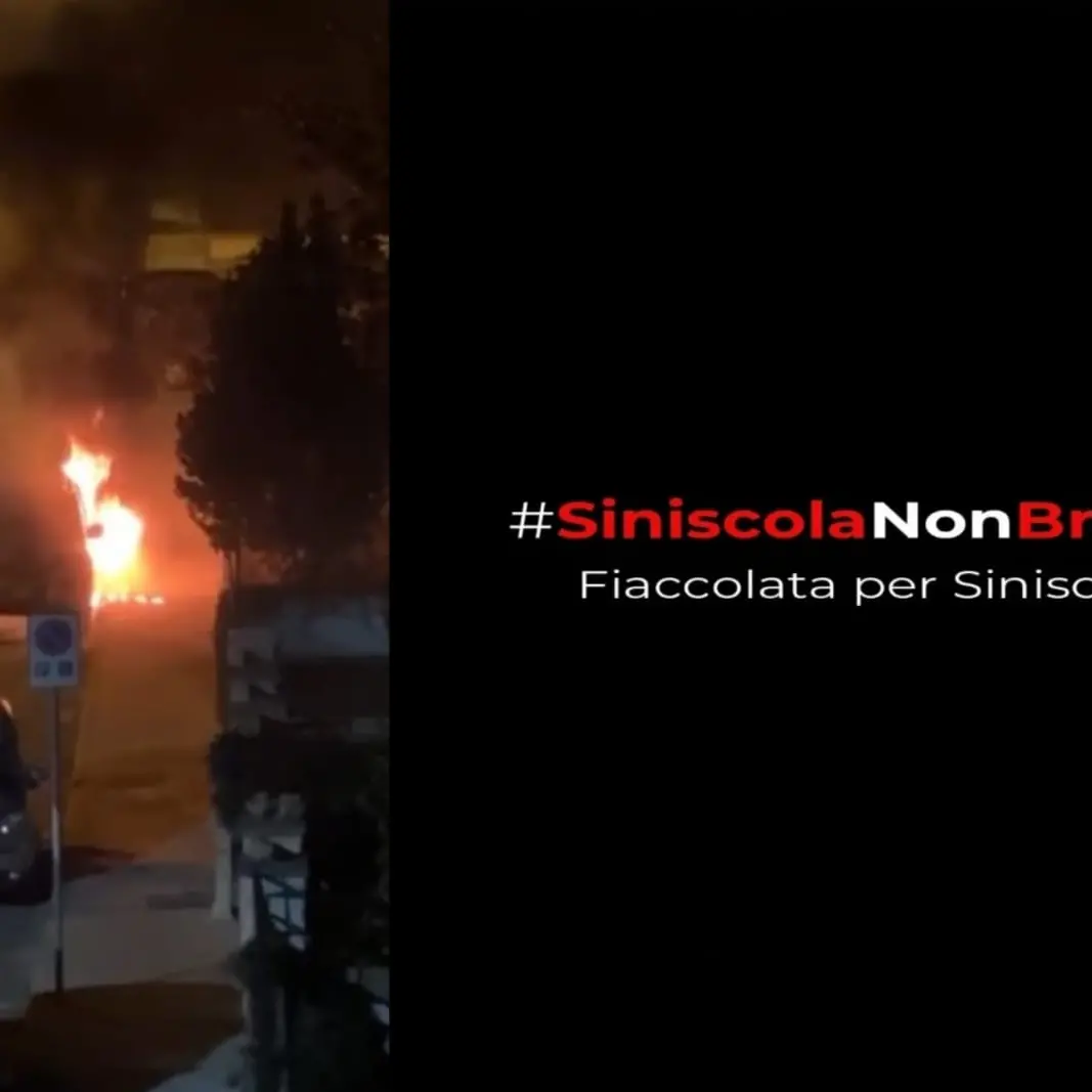 Siniscola reagisce: fiaccolata contro la violenza dopo l'ennesimo attentato incendiario