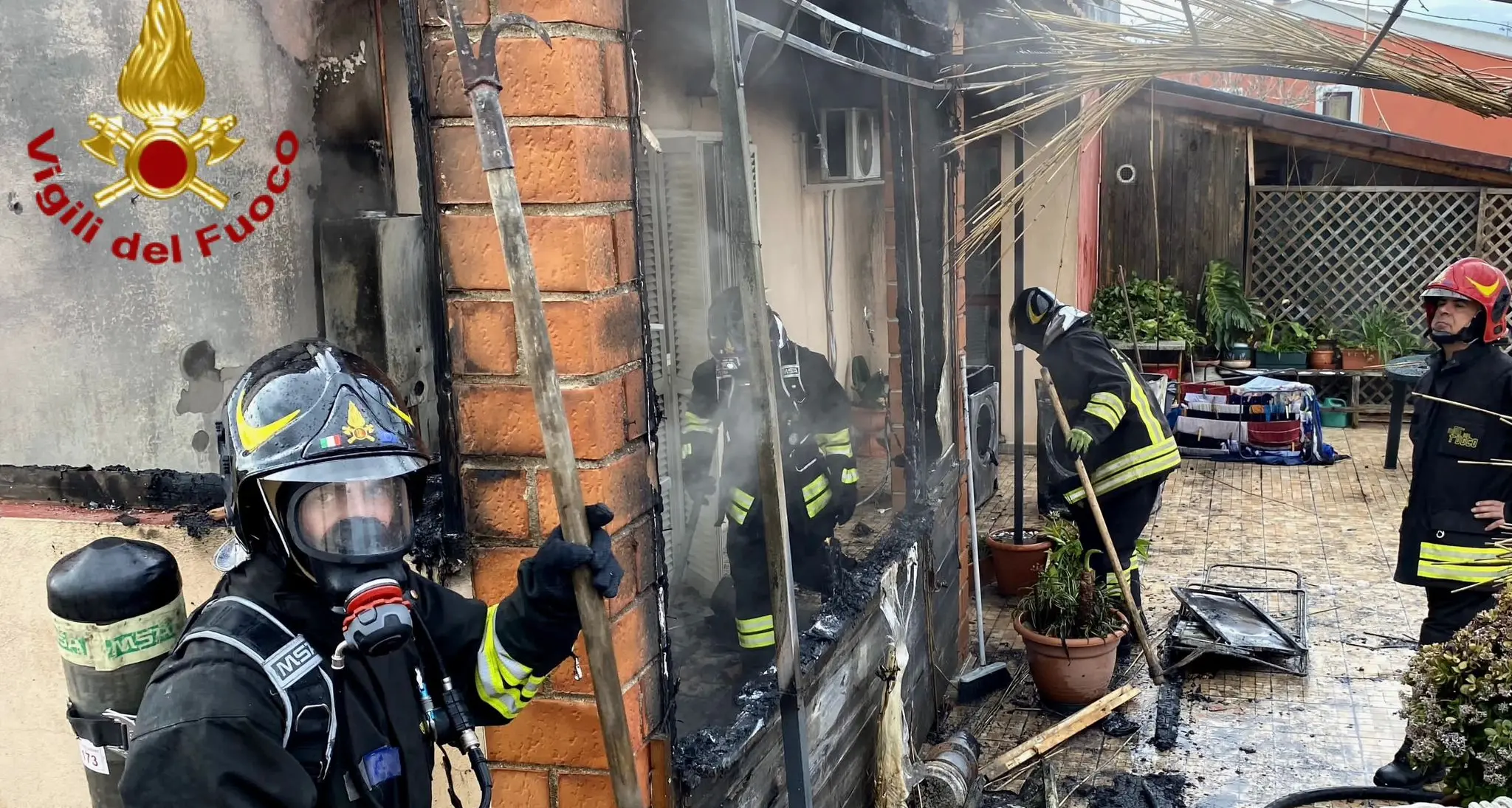 Incendio in una veranda nel quartiere di Li Punti, i Vigili del fuoco evitano il peggio