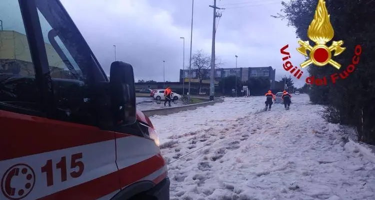 Il maltempo mette in ginocchio la Sicilia: torrenti straripati e macchine trascinate dal fango