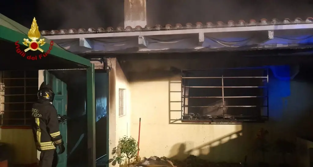 A fuoco una casa in campagna ad Assemini, in salvo 80enne