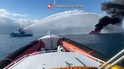 Incendio in mare: yacht in fiamme nel Golfo di Cagliari. Due persone salvate