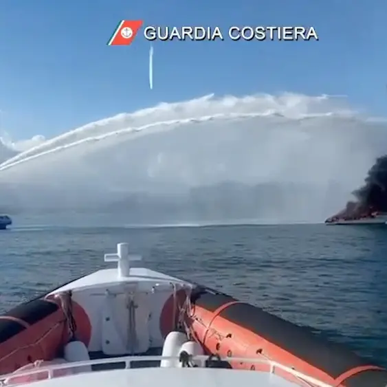 Incendio in mare: yacht in fiamme nel Golfo di Cagliari. Due persone salvate. IL VIDEO