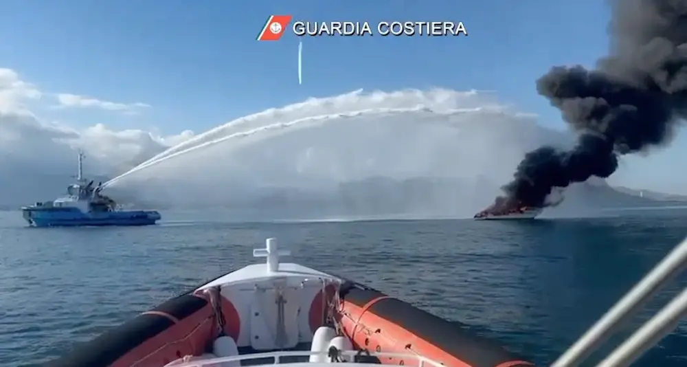 Incendio in mare: yacht in fiamme nel Golfo di Cagliari. Due persone salvate. IL VIDEO