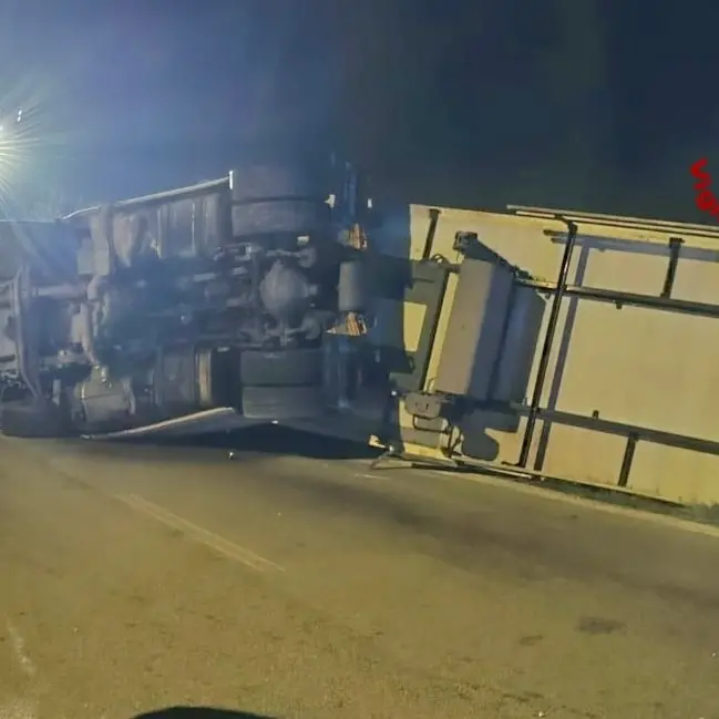 Camion si ribalta sulla SS 131: traffico rallentato verso Cagliari