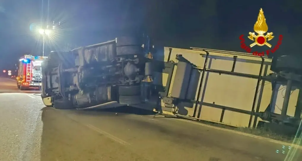 Camion si ribalta sulla SS 131: traffico rallentato verso Cagliari