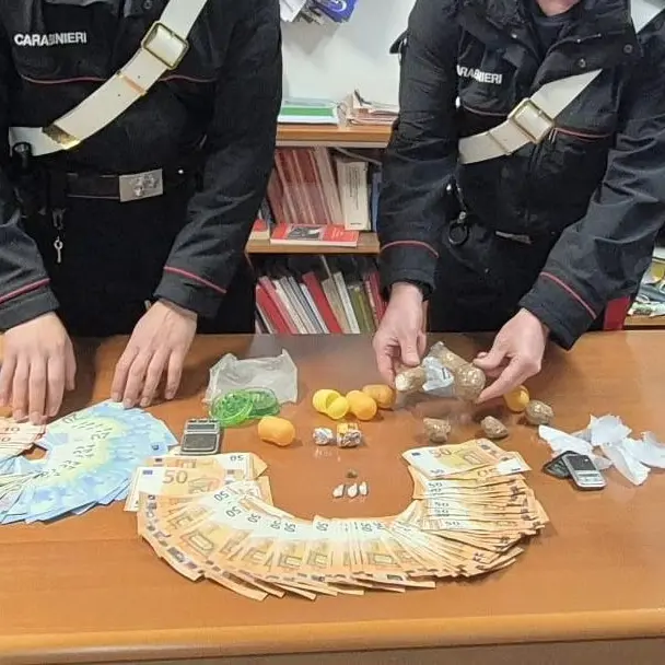 Blitz dei Carabinieri a Portoscuso: droga e soldi a casa di un 24enne