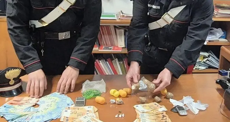 Blitz dei Carabinieri a Portoscuso: droga e soldi a casa di un 24enne