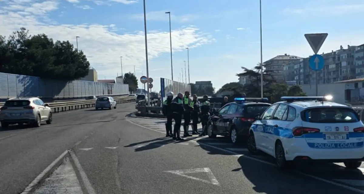 Vaga a piedi sull’Asse Mediano, anziano salvato da Polizia locale e Carabinieri