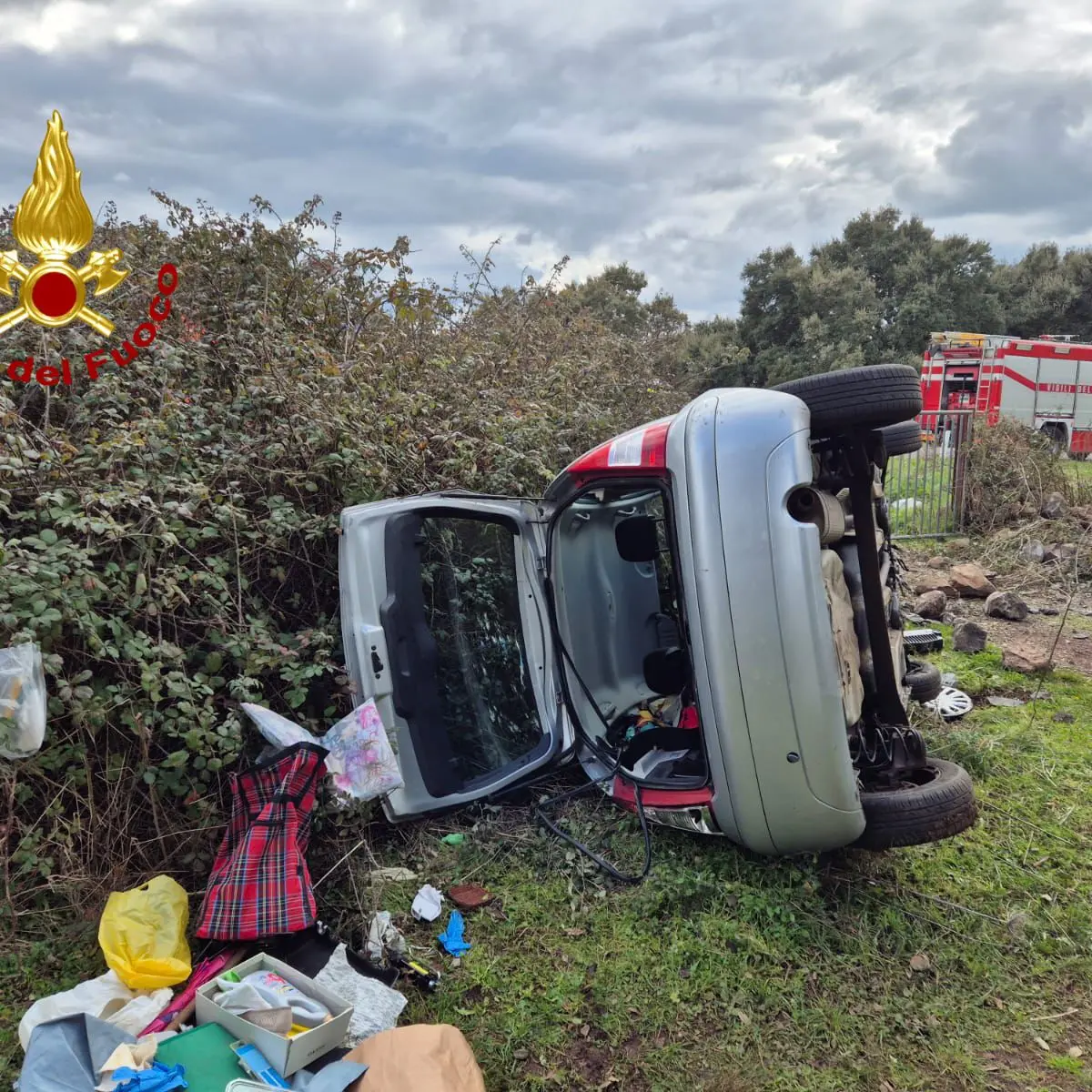 Sfonda un muretto con l’auto e si ribalta, donna ferita a Sindia